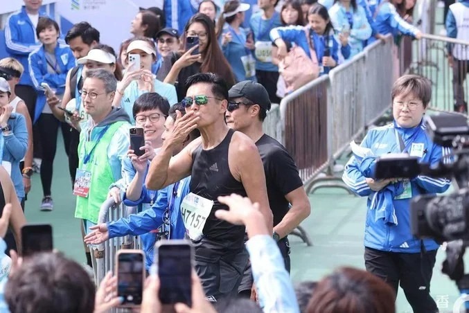Di usia 70 tahun, bintang yang dikenal lewat film Crouching Tiger, Hidden Dragon dan God of Gamblers ini ikut serta dalam Standard Chartered Hong Kong Marathon 2026.
