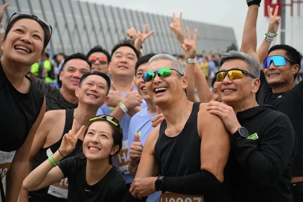 Selain dikenal sebagai aktor dengan segudang peran ikonik, Chow Yun Fat juga kerap menjadi sorotan karena gaya hidup sehatnya.