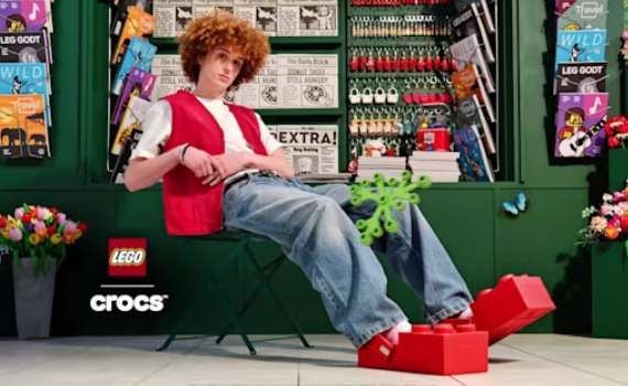 Banyak pengguna internet yang mengunggah foto dan komentar, menyebut desainnya mirip bakiak modern dengan sentuhan futuristik