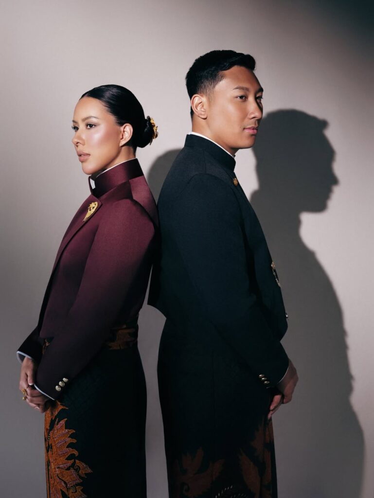 Dalam sesi pemotretan, Darma tampil gagah mengenakan beskap hitam beraksen kancing emas, dipadukan dengan kain batik bernuansa cokelat kemerahan bermotif klasik.