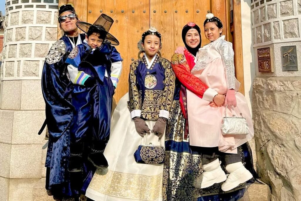 Banyak yang menyoroti kekompakan Desta dan Natasha dalam mengasuh anak-anak, meski status pernikahan mereka sudah berakhir.