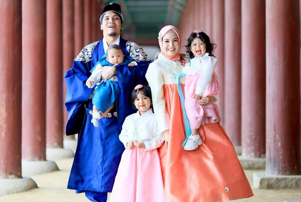 Desta dan Natasha Rizky liburan ke Korea