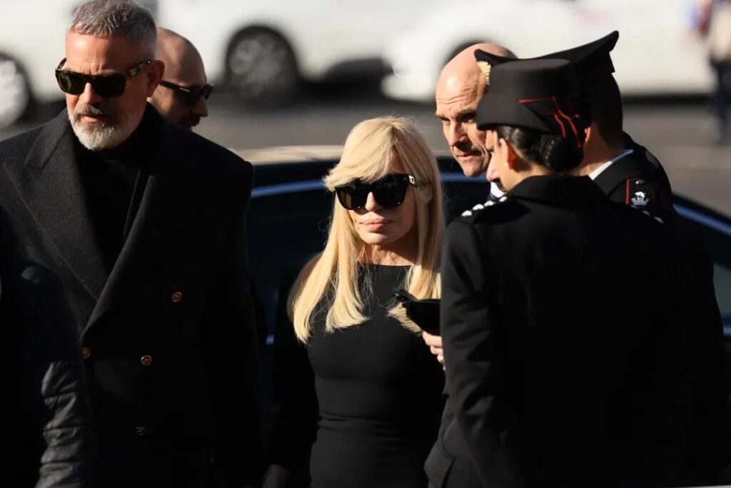 Donatella Versace hadir dengan gaun lengan panjang yang menonjolkan ciri khas gaya personalnya.