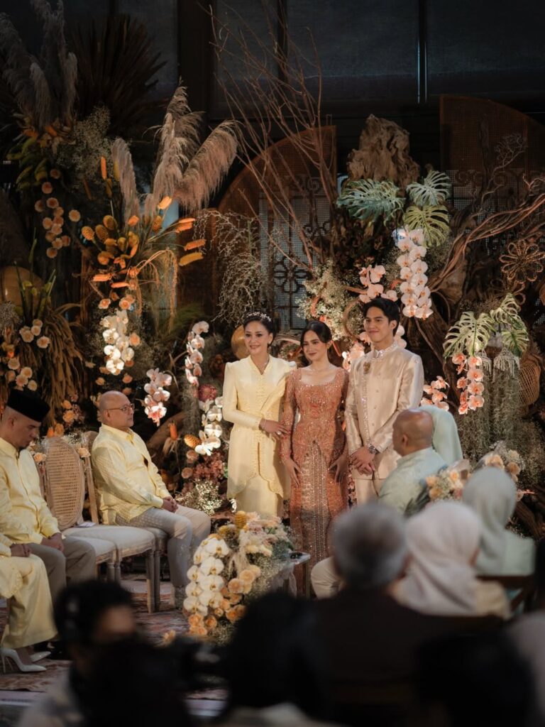 Ahmad Dhani dan Maia Estianty tampak bahagia menyaksikan momen penting putra mereka.