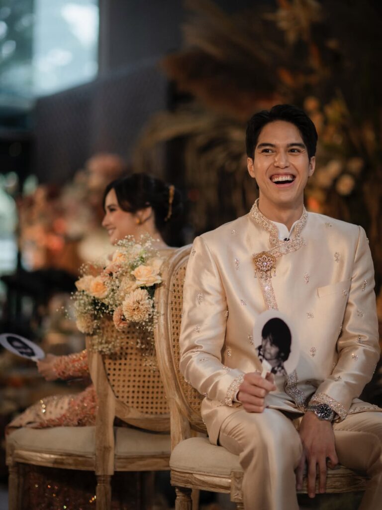 Dalam beberapa foto yang diunggah Syifa Hadju di akun Instagramnya, tampak pasangan muda ini berkali-kali tersenyum dan terekam kamera.