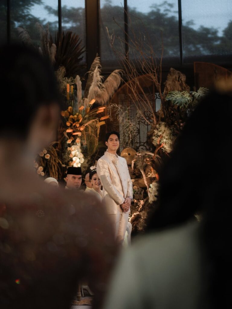 Kehangatan acara semakin terasa dengan interaksi hangat antara kedua keluarga, memperlihatkan dukungan penuh terhadap pasangan muda ini.