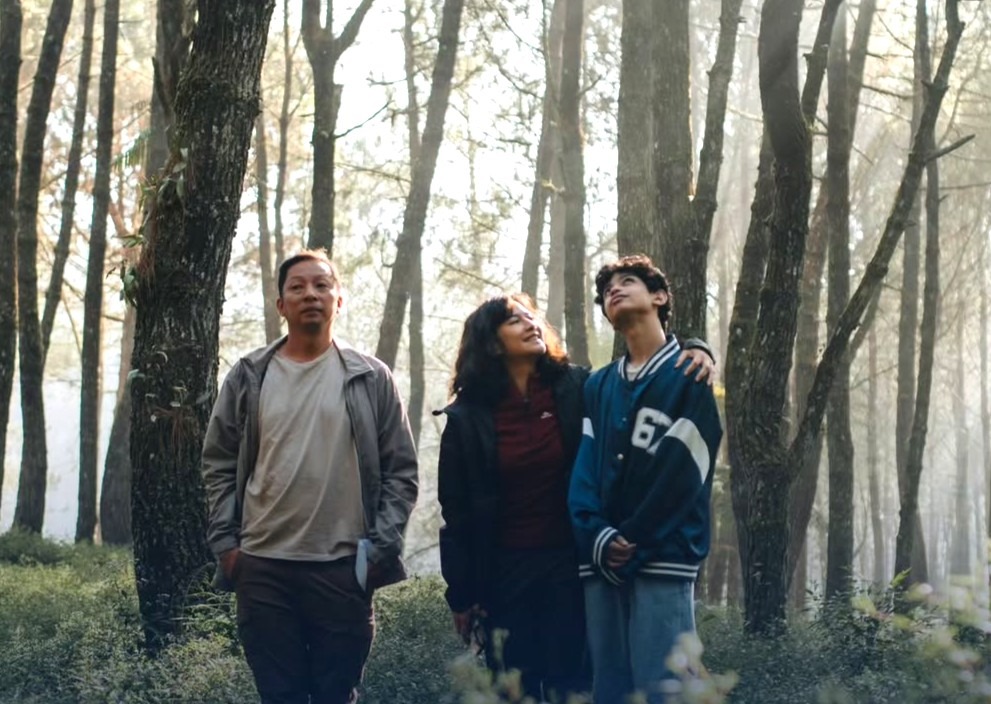 Kehadiran AI dalam cerita menjadi elemen unik yang menambah relevansi film dengan kehidupan modern, di mana teknologi sering kali dianggap sebagai solusi atas masalah manusia.