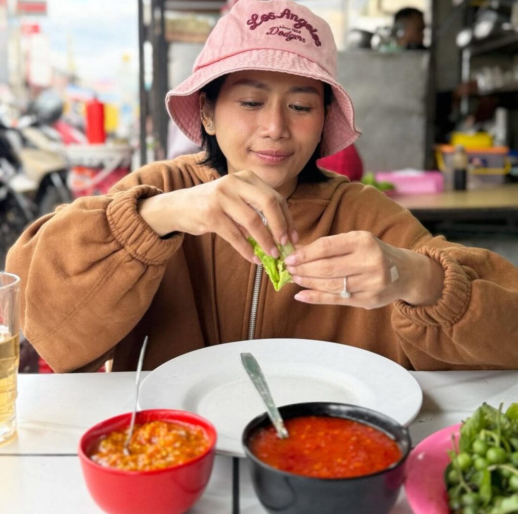  Ia memilih melanjutkan aktivitas kuliner melalui platform TikTok, termasuk lewat fitur siaran langsung.