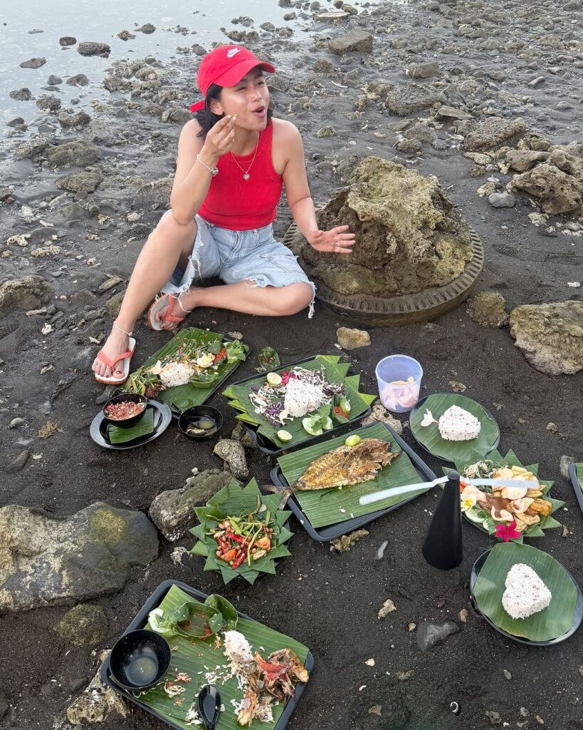 Sebelum benar-benar mantap pensiun, Farida masih berusaha konsisten mengunggah video panjang dua kali seminggu.