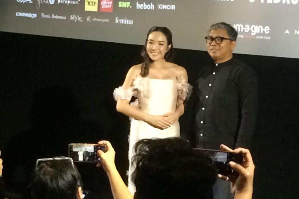 Mengangkat isu love scamming atau penipuan berkedok cinta, film ini menampilkan kisah empat perempuan yang menjadi korban seorang penipu ulung bernama Budi.