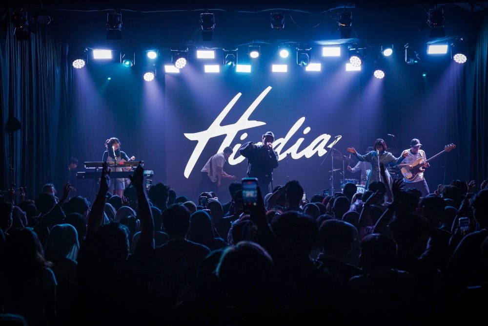 Hindia menyulut semangat penonton lewat lagu Hated in the Nation dan Berdansalah, sebelum menutup penampilannya dengan Everything U Are.