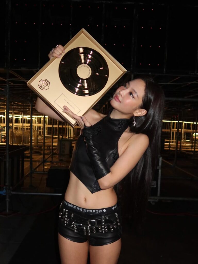 Jennie BLACKPINK berhasil mencuri perhatian dengan meraih penghargaan Artist of the Year, sebuah kategori baru yang ditambahkan tahun ini.