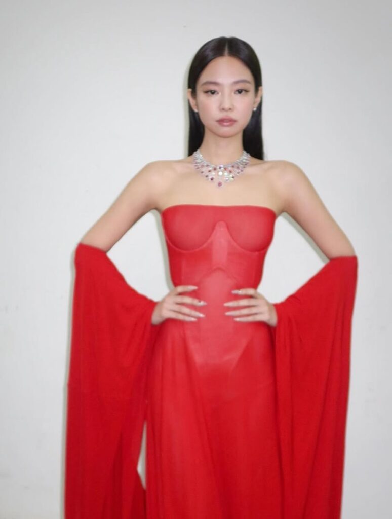 Selain gaun merahnya, kalung berlian yang dikenakan Jennie menjadi highlight penampilannya. 