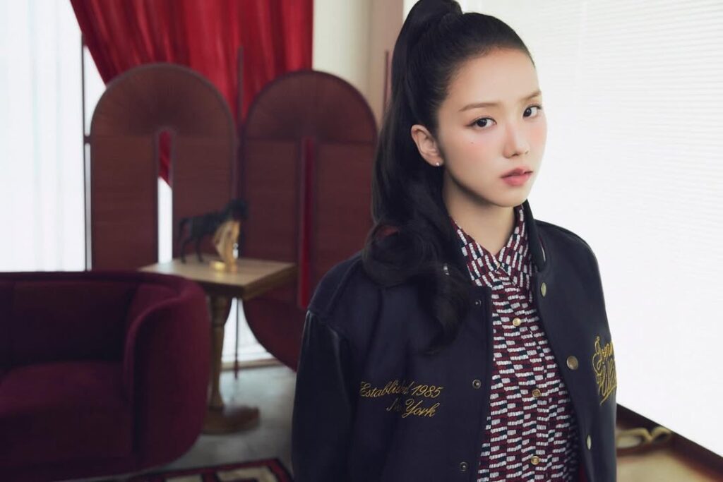 Sebelum terjun ke dunia akting, Jisoo lebih dulu dikenal sebagai member BLACKPINK yang debut pada 2016 di bawah YG Entertainment.