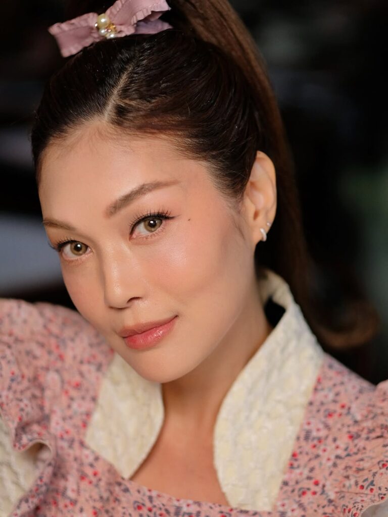 Karen Carlotta lahir di Jakarta pada 1 Agustus 1982. Sejak muda, ia sudah tertarik dengan dunia baking 