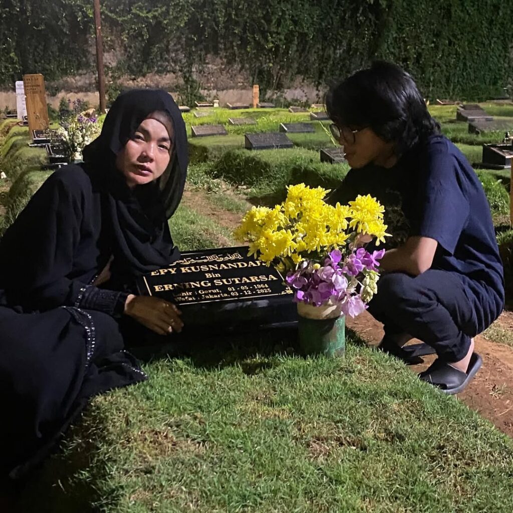Ia bahkan sempat berpikir untuk tidur di makam suaminya agar tetap merasa dekat dengan sosok yang dicintai.
