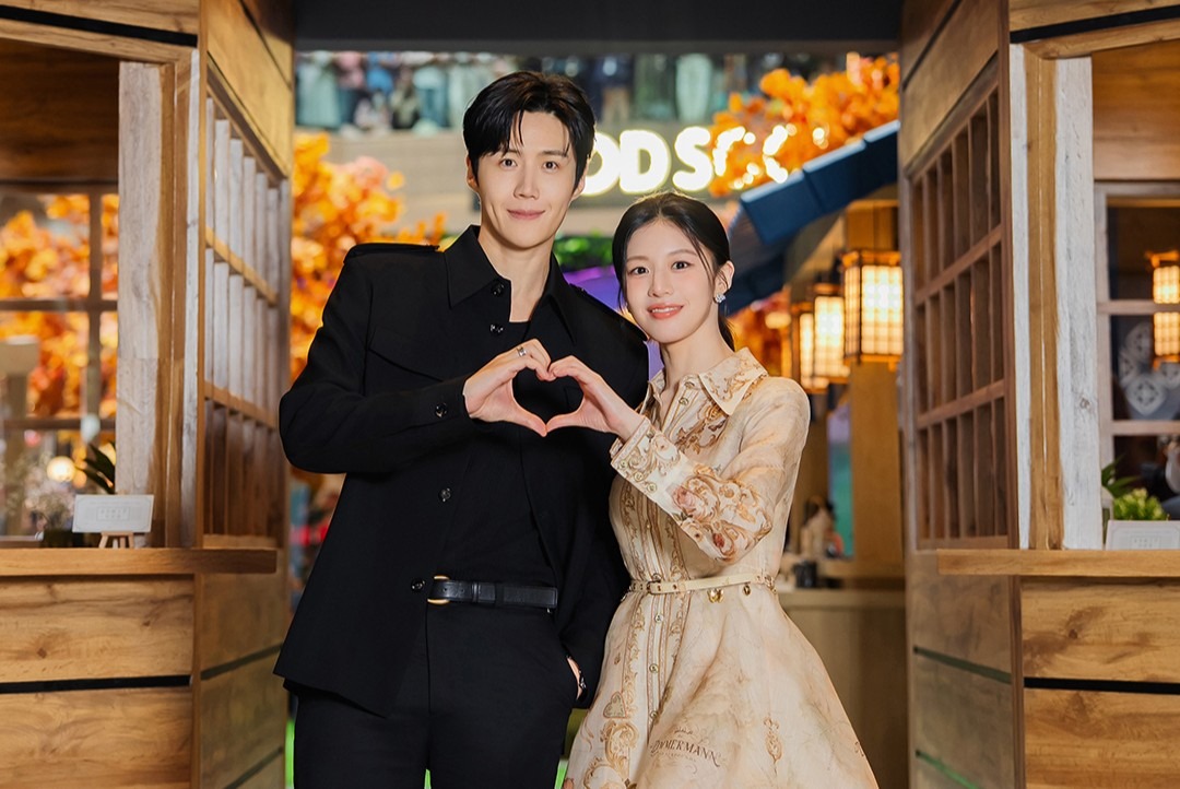 Kim Seon Ho dan Goo Youn Jung mendapat sambutan meriah di Jakarta