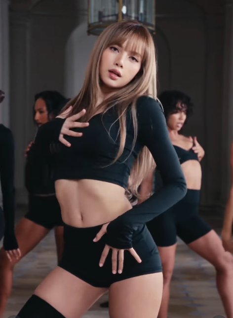 Kehadiran Lisa sebagai model iklan membuat koleksi ini semakin dinantikan, terutama oleh penggemar K-pop yang ingin tampil serasi dengan idolanya.