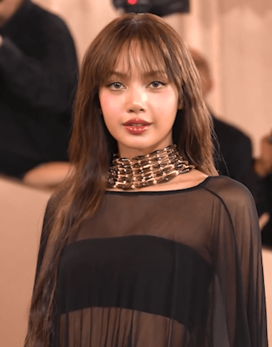 Gaun transparan tersebut tidak hanya menonjolkan sisi chic, tetapi juga memperlihatkan keberanian Lisa dalam mengeksplorasi gaya berbeda.