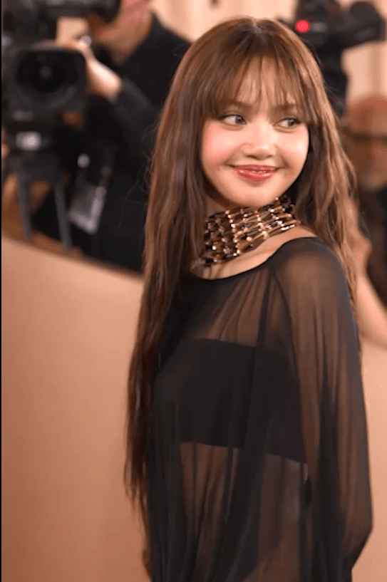 Lisa hadir di karpet merah dengan gaun hitam transparan rancangan Jacquemus. 