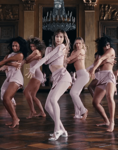 Dalam video promosi bertajuk NikeSKIMS Spring 2026, Lisa tampil anggun dengan balutan busana balerina serba pink