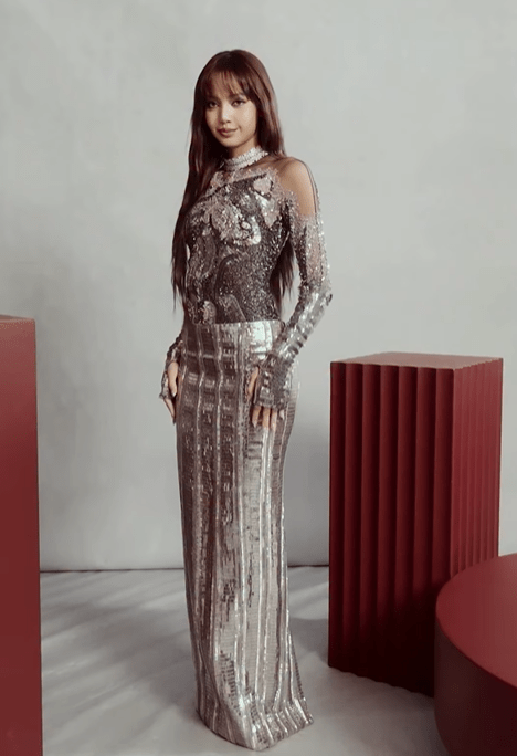 Fashion style Lisa di Golden Globes 2026 langsung menjadi trending di media sosial.