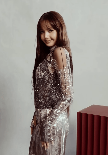 Tidak berhenti di karpet merah, Lisa kembali memukau saat tampil di panggung. Bersama Priyanka Chopra, ia berganti busana dengan gaun perak berkilauan yang memancarkan aura glamor.