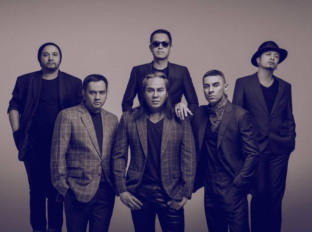 Meski kondisi fisiknya terus menurun, Lucky tetap berusaha tampil di panggung bersama Element 