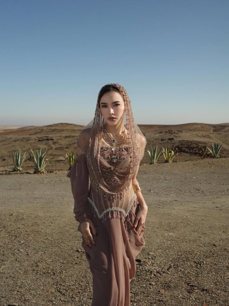 Gaun yang dikenakan Mahalini menampilkan siluet elegan dengan drapery lembut, dihiasi taburan manik-manik, payet, serta detail bordir berkilau di area dada hingga pinggang.