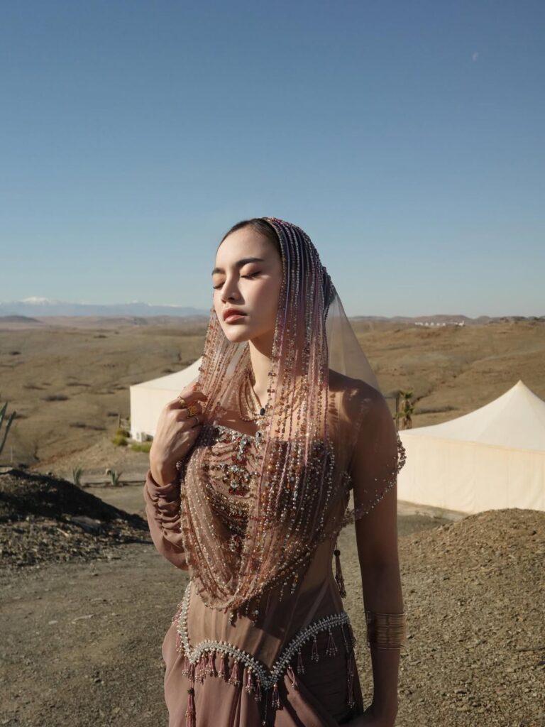 Selain busana, riasan wajah Mahalini juga menjadi sorotan. Ia tampil dengan complexion glowing, eyeliner tegas, bulu mata lentik, serta lipstik nude