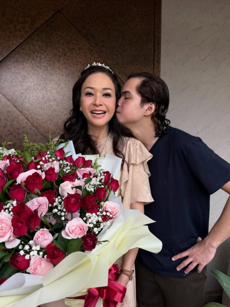 Di hari ulang tahunnya, Maia tampil memukau dengan long dress coklat berlengan layer yang dipadukan dengan kalung mutiara putih.