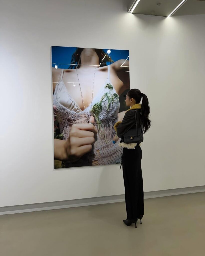 Media internasional turut menyoroti pameran foto Jennie, terutama karena pose topless yang dianggap kontroversial.