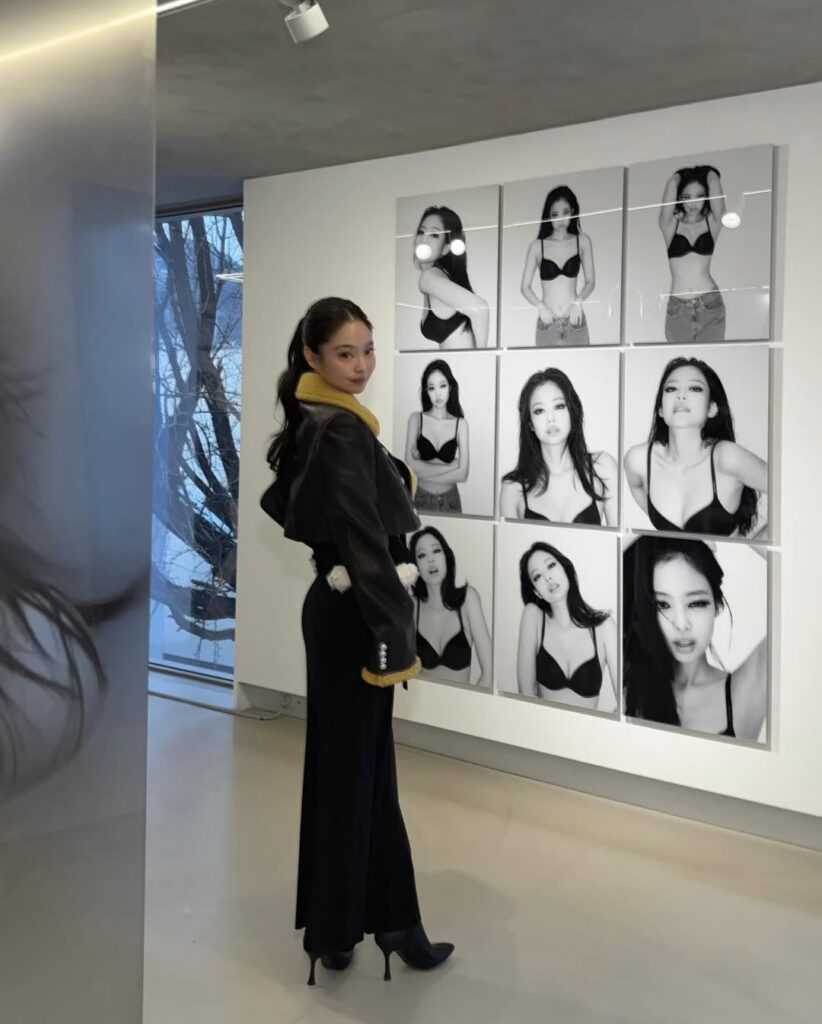 Pameran R menampilkan lebih dari sekadar foto pribadi. Jennie bekerja sama dengan fotografer profesional untuk menghasilkan karya yang menonjolkan sisi emosional dan estetika.
