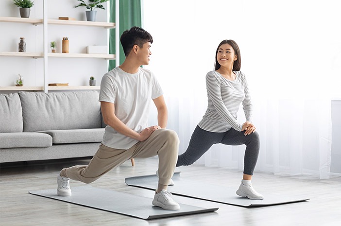 Selain fisik, olahraga memengaruhi kondisi psikologis. Pelepasan endorfin saat berolahraga membuat suasana hati lebih baik, menurunkan stres, dan mengurangi kecemasan.