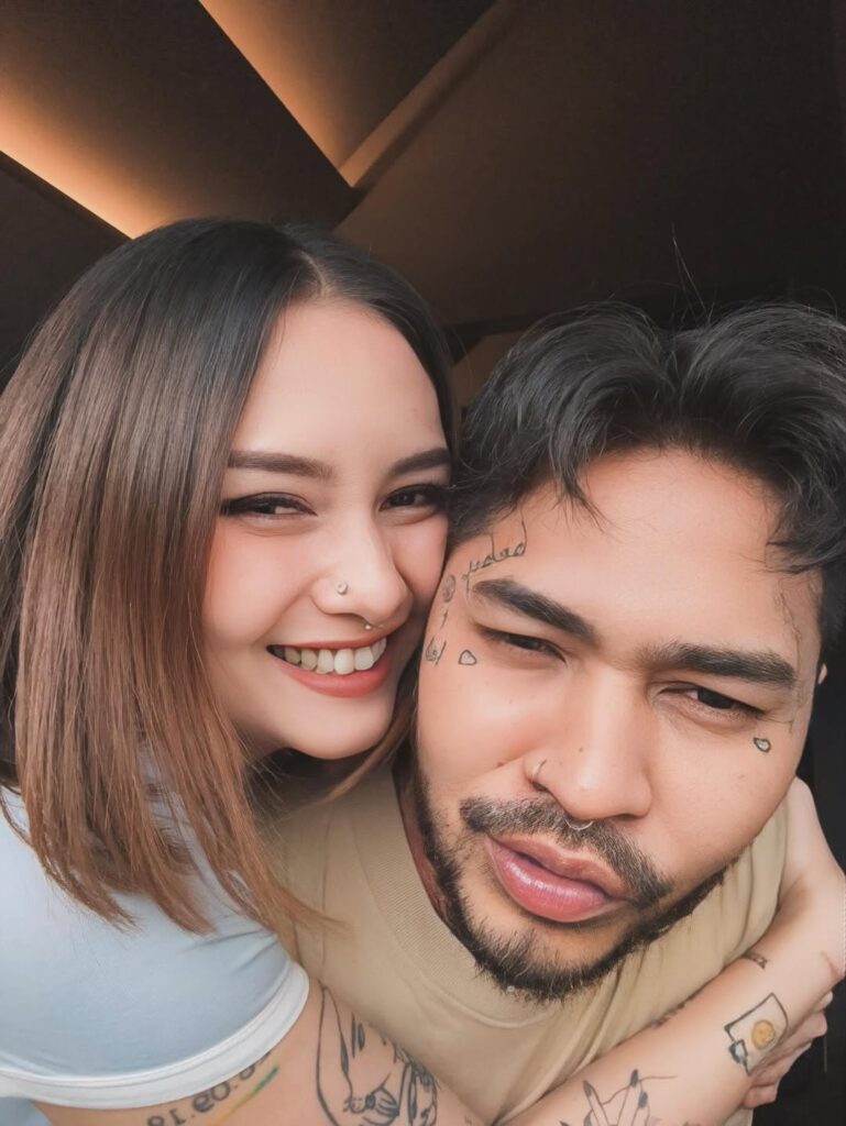 Kepulangan Onad disambut penuh haru oleh sang istri, Beby Prisillia