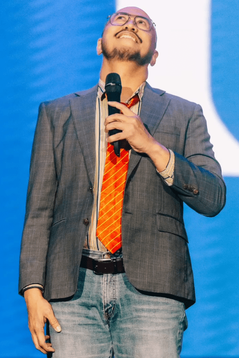 Sebagai komika, Pandji Pragiwaksono memang dikenal dengan gaya satir yang tajam. Ia kerap menyentil isu-isu sensitif untuk membuka ruang diskusi publik.