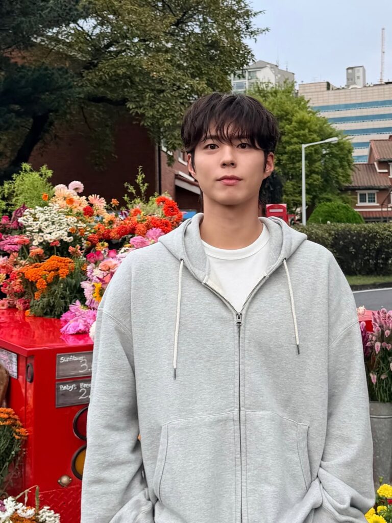 Variety show Bogum’s Magic Curl mengikuti perjalanan Park Bo Gum bersama dua sahabat dekatnya, Lee Sang Yi dan Kwak Dong Yeon.