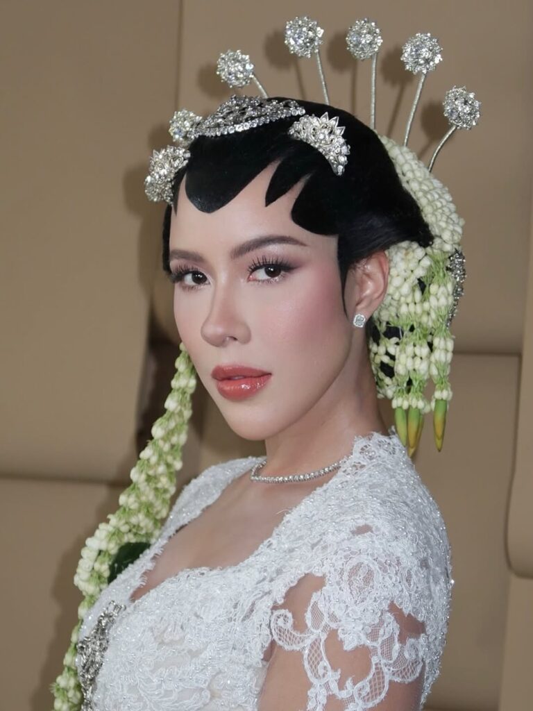 Patricia tampil dengan riasan paes yang menonjolkan garis hitam di dahi, ciri khas pengantin Jawa yang melambangkan keanggunan dan keteguhan hati.