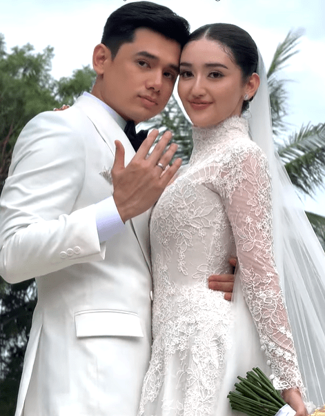 Kisah cinta keduanya berawal dari dunia akting. Ranty dan Rayn pertama kali dipertemukan dalam sebuah proyek FTV