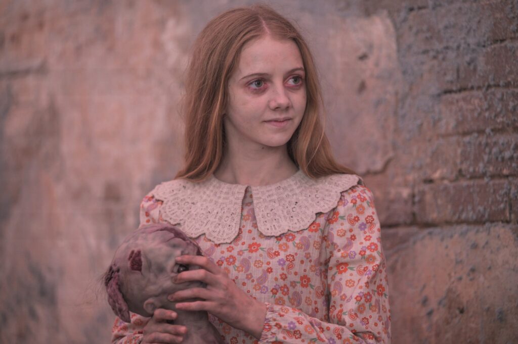 Dengan atmosfer mencekam, narasi psikologis yang dalam, serta visual khas Silent Hill, film ini menjanjikan pengalaman horor yang membekas lama setelah layar gelap.