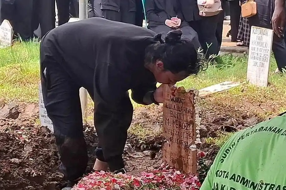 Momen ketika ia mencium nisan menjadi simbol betapa besar rasa cinta dan kehilangan yang dialaminya.