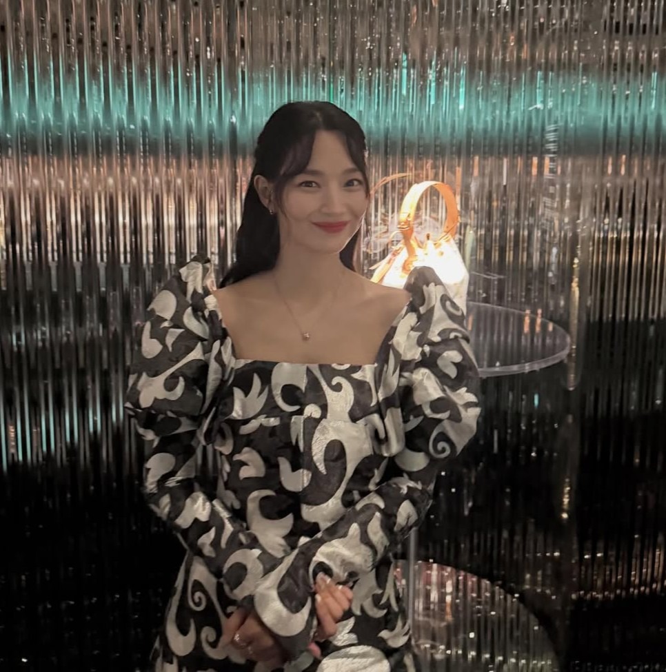 Penunjukan Shin Min Ah sebagai House Ambassador datang di saat yang spesial, hanya berselang dua minggu setelah pernikahannya dengan Kim Woo Bin.