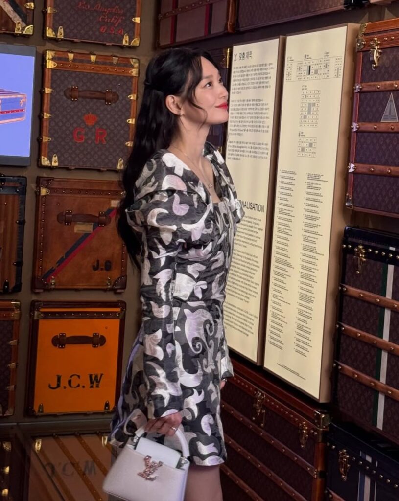 Penunjukan Shin Min Ah sebagai duta rumah mode asal Prancis ini menegaskan pengaruhnya yang semakin besar, tidak hanya di dunia hiburan tetapi juga di industri fashion internasional.