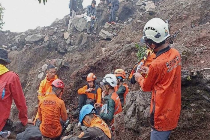 Tim SAR melakukan pencarian Syafiq Ali di Gunung Slamet