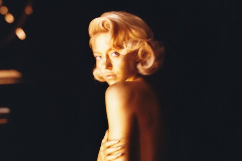 Konsep tubuh emas dalam pemotretan Sydney Sweeney dipilih untuk menonjolkan perpaduan antara seni dan fashion.