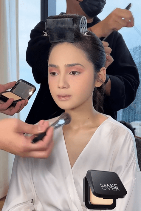Kulit wajah Syifa tampak mulus dan memancarkan cahaya alami berkat Make Over Hydrastay Prismatic Glass Cushion yang memberikan hasil glowing menyeluruh.