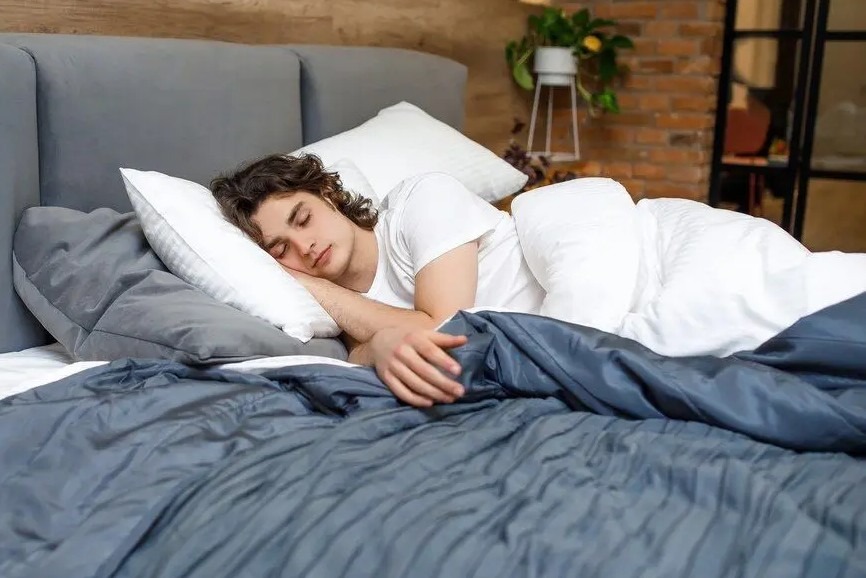 Aktivitas fisik membantu mengatur hormon dan ritme sirkadian, sehingga tidur menjadi lebih nyenyak.