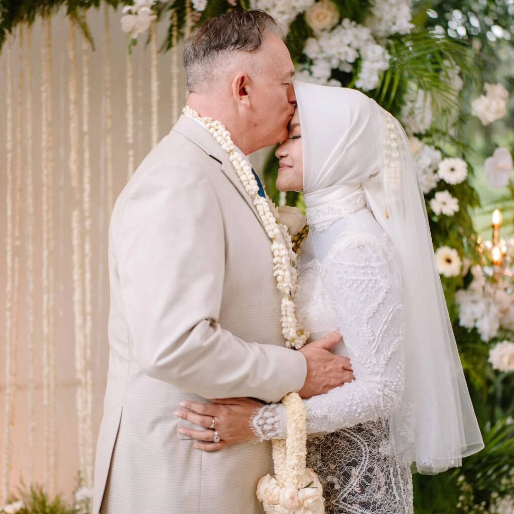 Unggahan foto pernikahan Tina Talisa bersama Karl Hutchinson menampilkan momen penuh kebahagiaan.