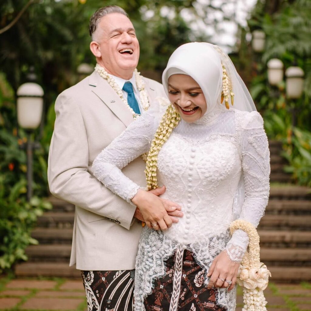 Potret tersebut menjadi simbol dimulainya babak baru dalam kehidupan pribadi seorang figur publik yang telah lama dikenal masyarakat Indonesia.