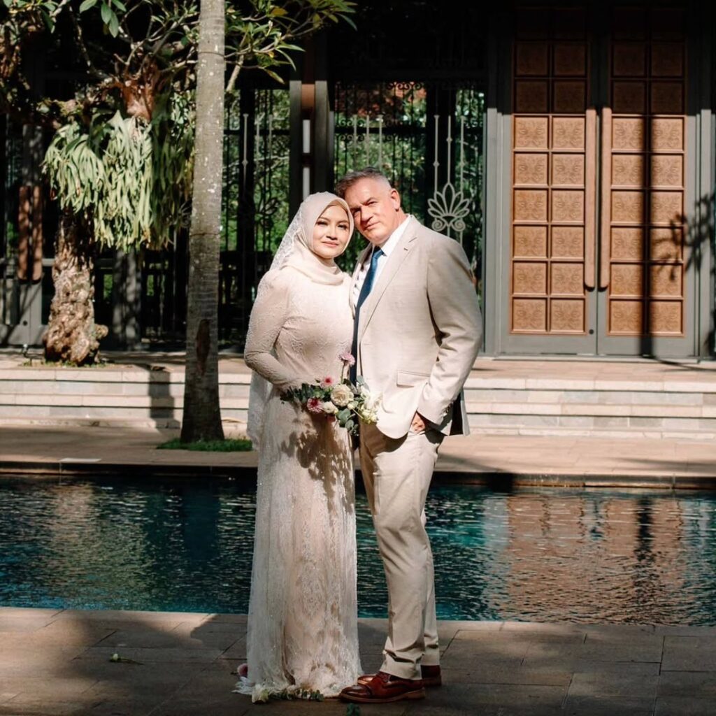 Sebelum menikah dengan Karl Hutchinson, Tina Talisa pernah dua kali membina rumah tangga.